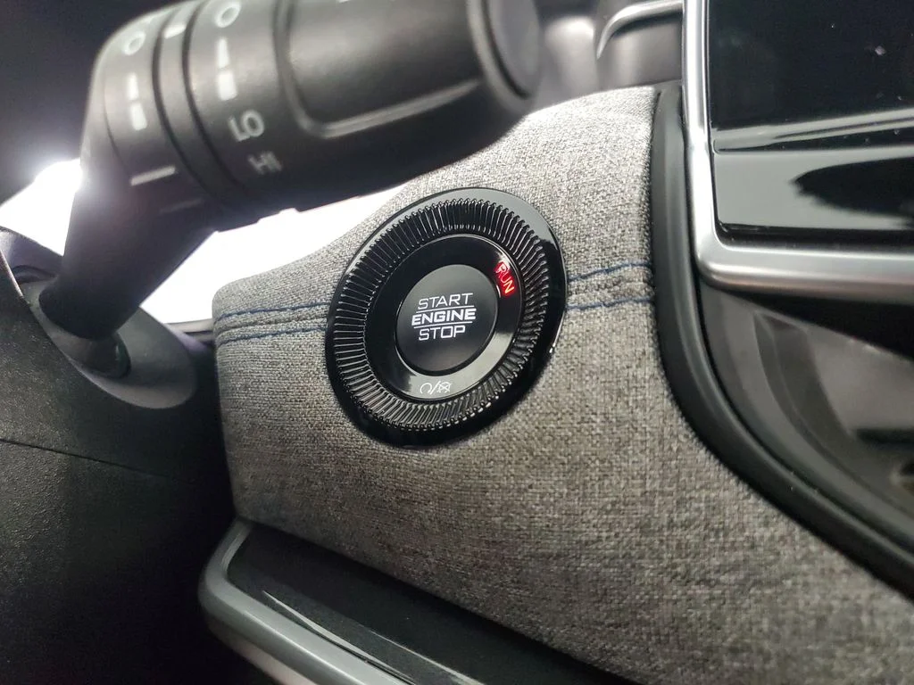 Used 2025 White Jeep Latitude image 23