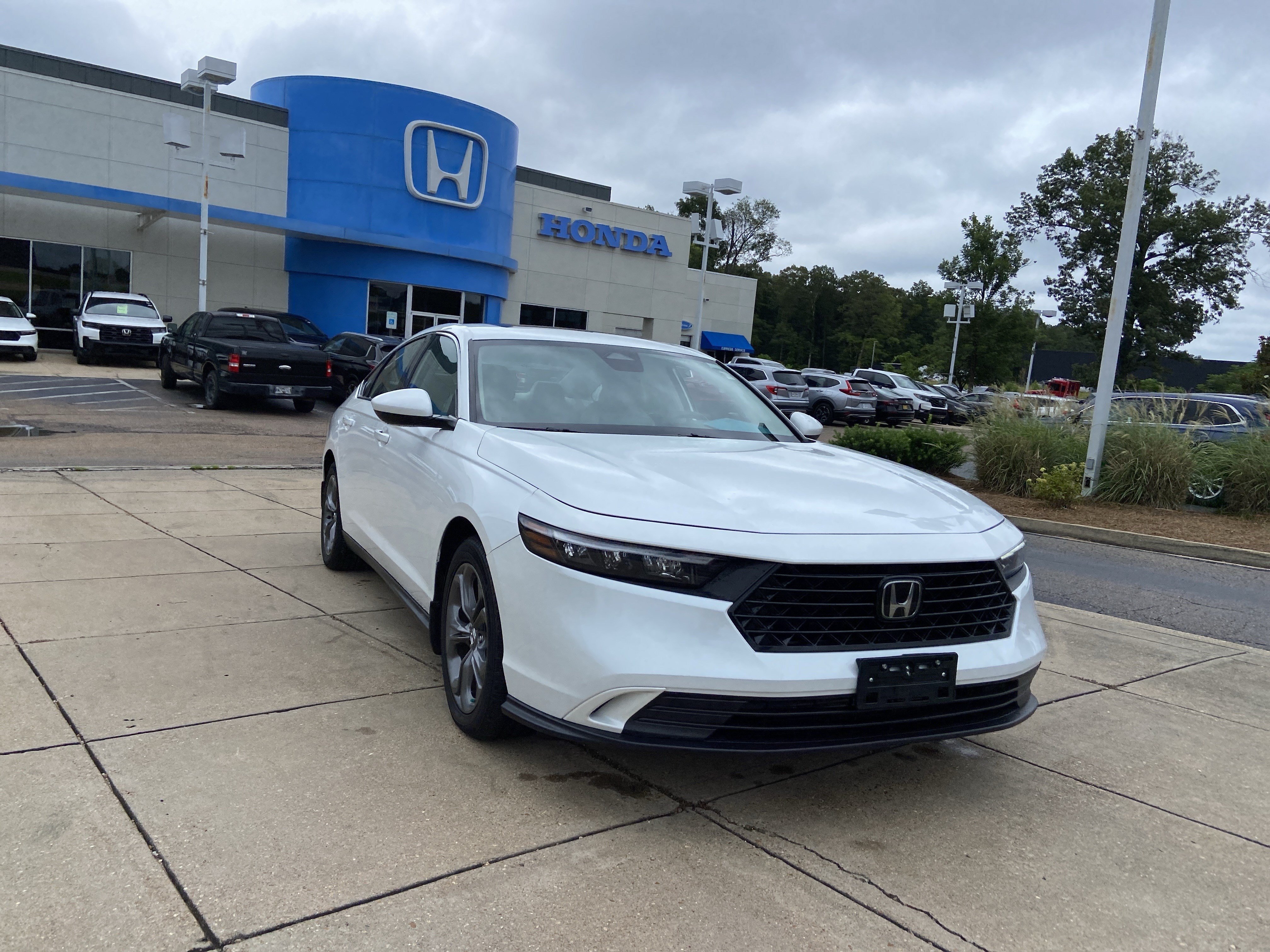 Used 2023 Platinum White Pearl Honda EX image 2