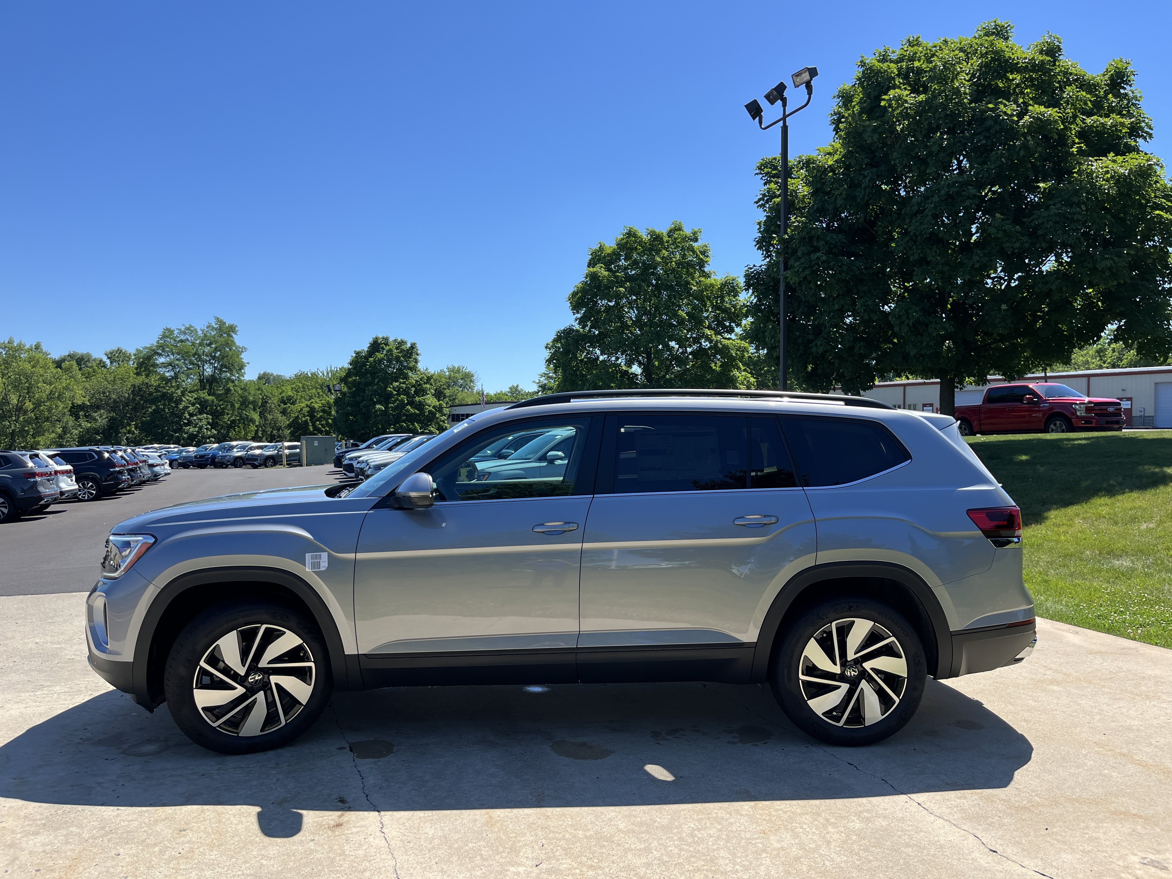 New 2026 Silver Mist Metallic Volkswagen 2.0T SE w/Technology image 10