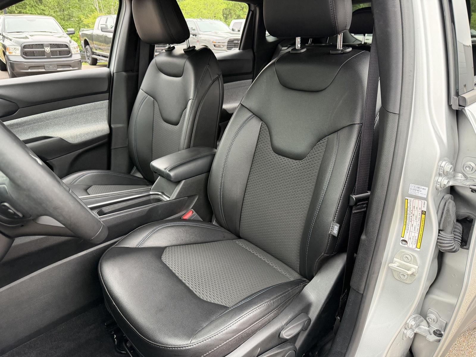 Used 2024 Silver Zynith Metallic Clearcoat Jeep Latitude image 16