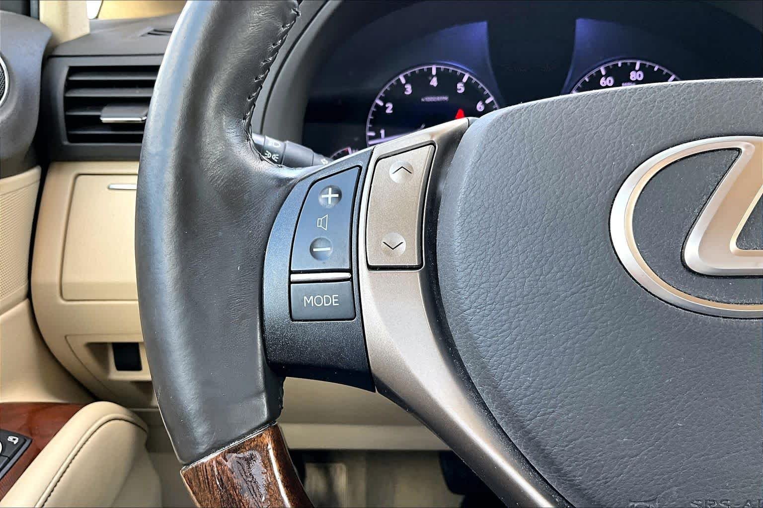 Used 2013 Starfire Pearl Lexus  image 23