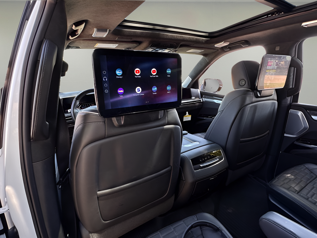 Used 2025 White Cadillac V-Series image 19