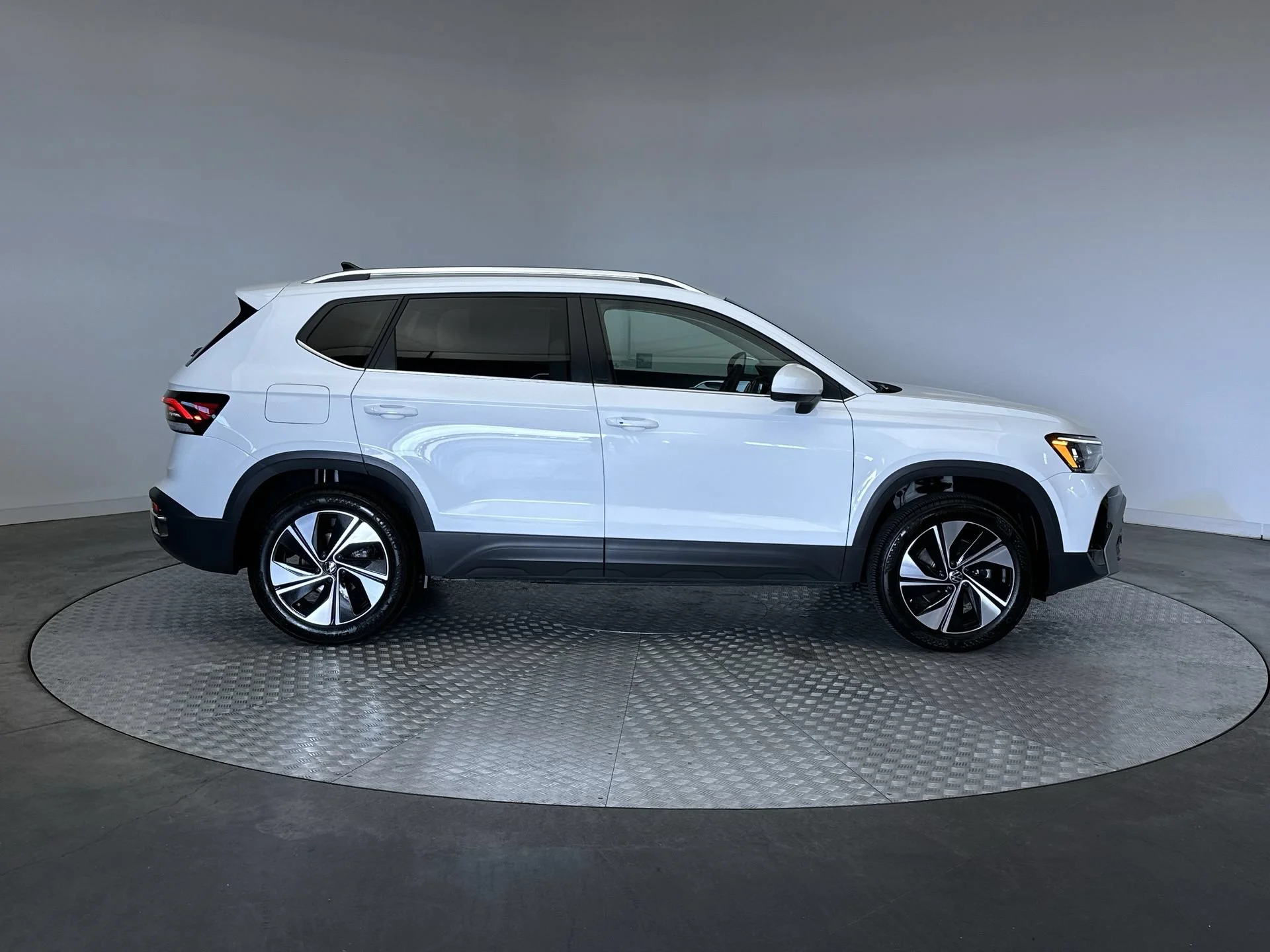 Used 2025 Pure White Volkswagen SE image 10