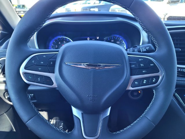 Used 2025 White Chrysler Select image 26