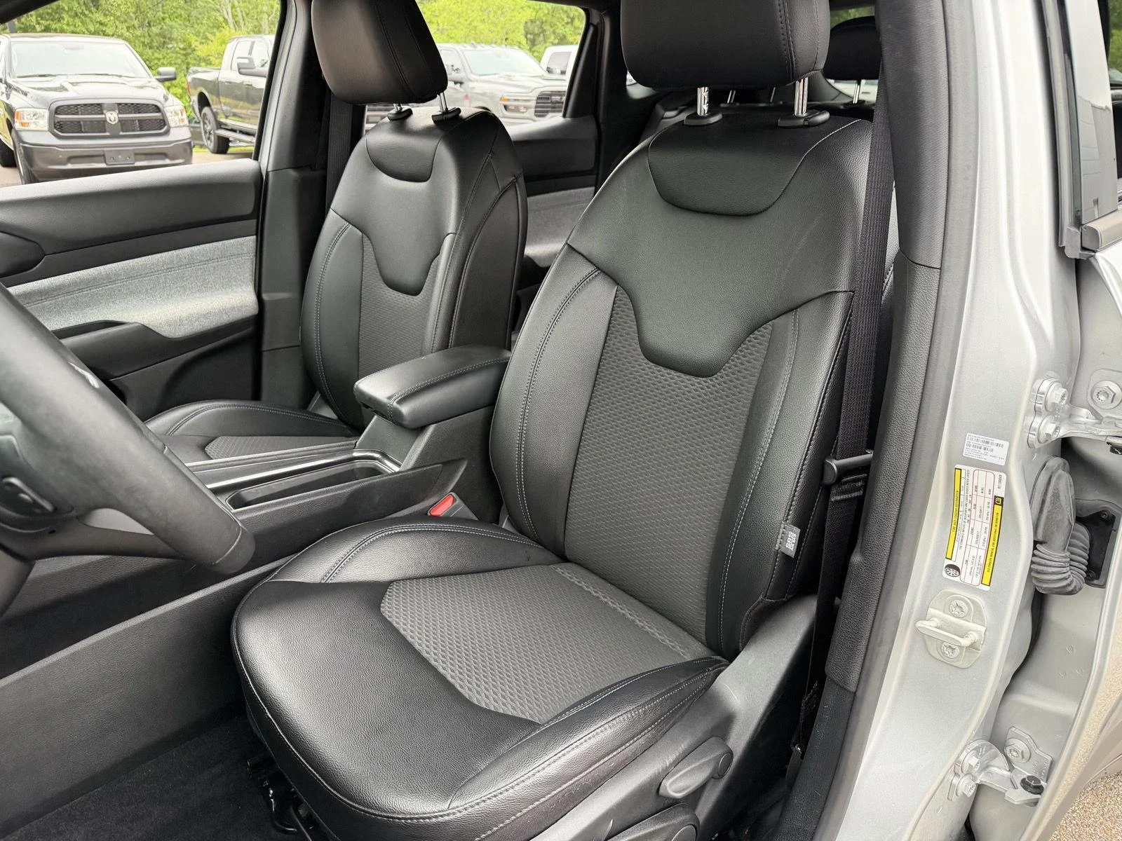 Used 2024 Silver Zynith Metallic Clearcoat Jeep Latitude image 16