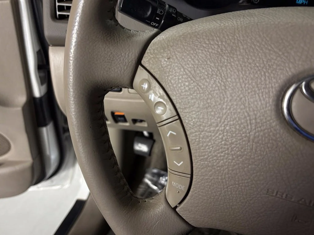 Used 2006 White Toyota XLE image 20