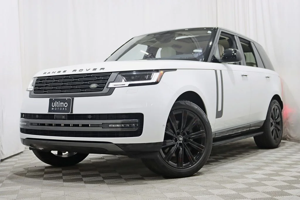 Used 2023 White Land Rover SE image 6