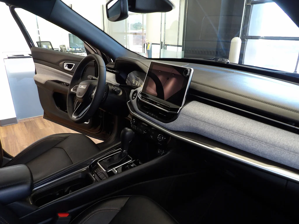 Used 2023 Diamond Black Crystal Pearl Coat Jeep Latitude Lux image 13