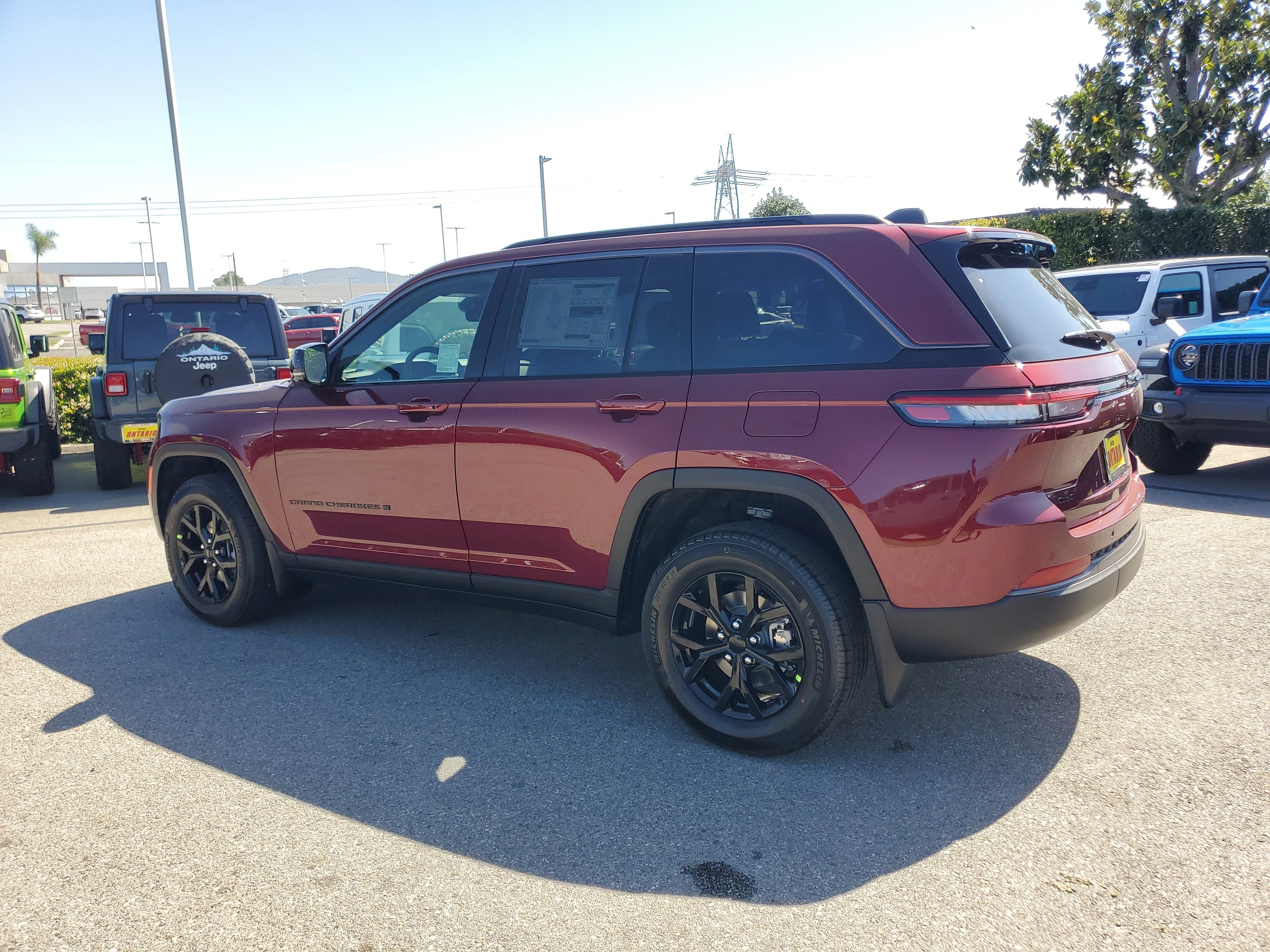 New 2026 Velvet Red Pearl-Coat Exterior Paint Jeep Altitude image 6