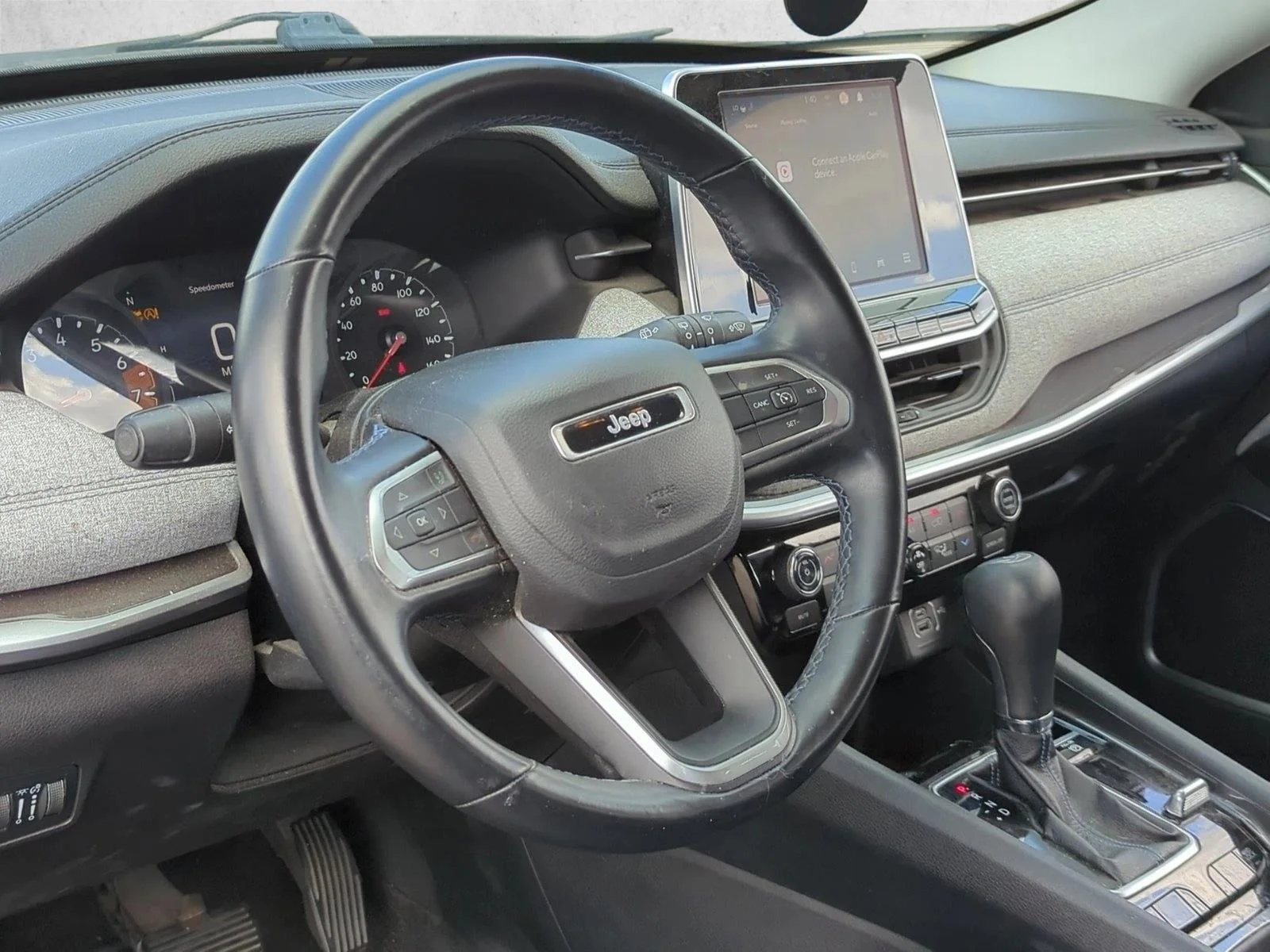 Used 2022 Diamond Black Crystal Pearlcoat Jeep Latitude image 9