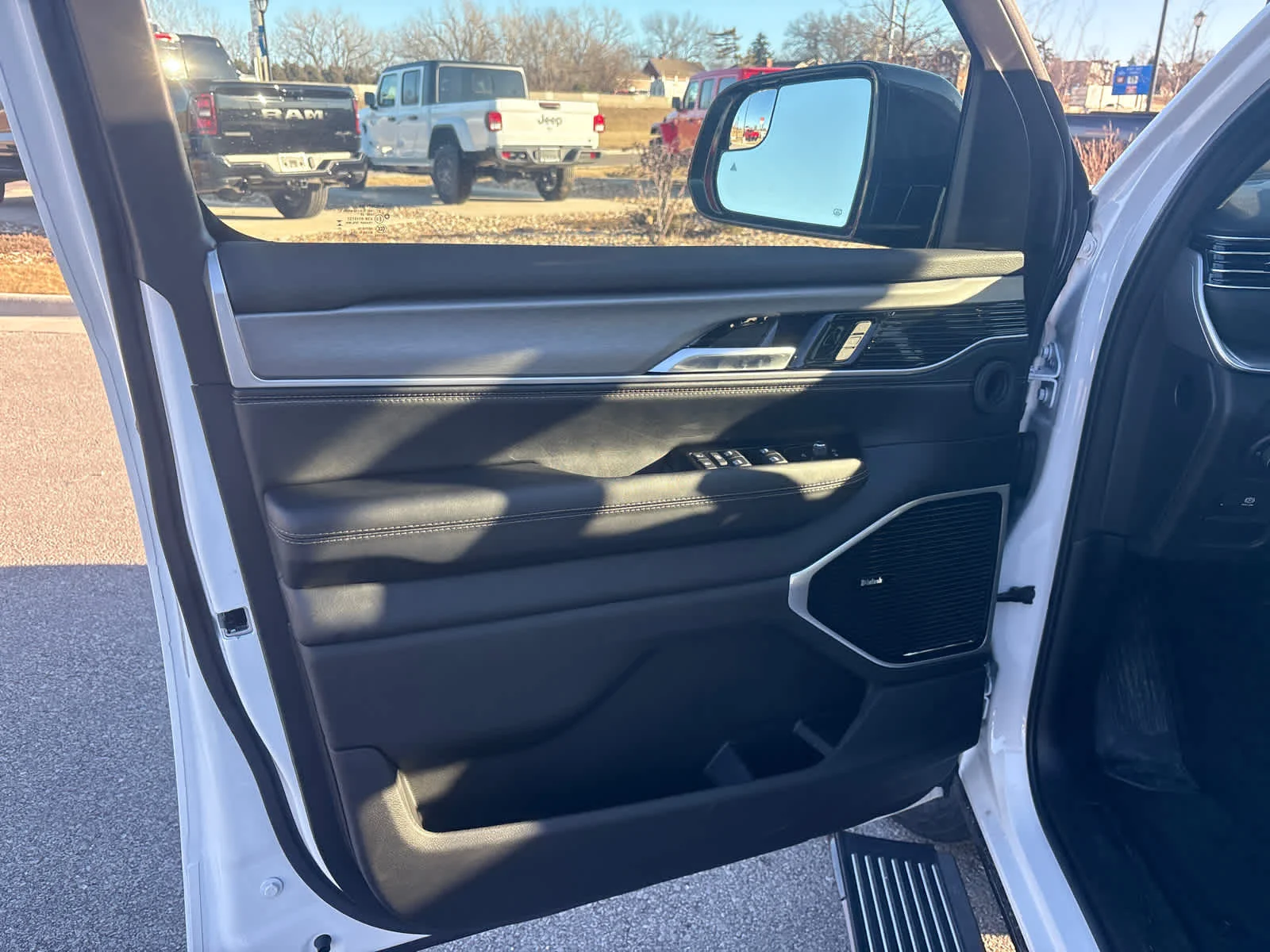 New 2026 Bright White Clear-Coat Exterior Paint Jeep Limited Altitude image 19