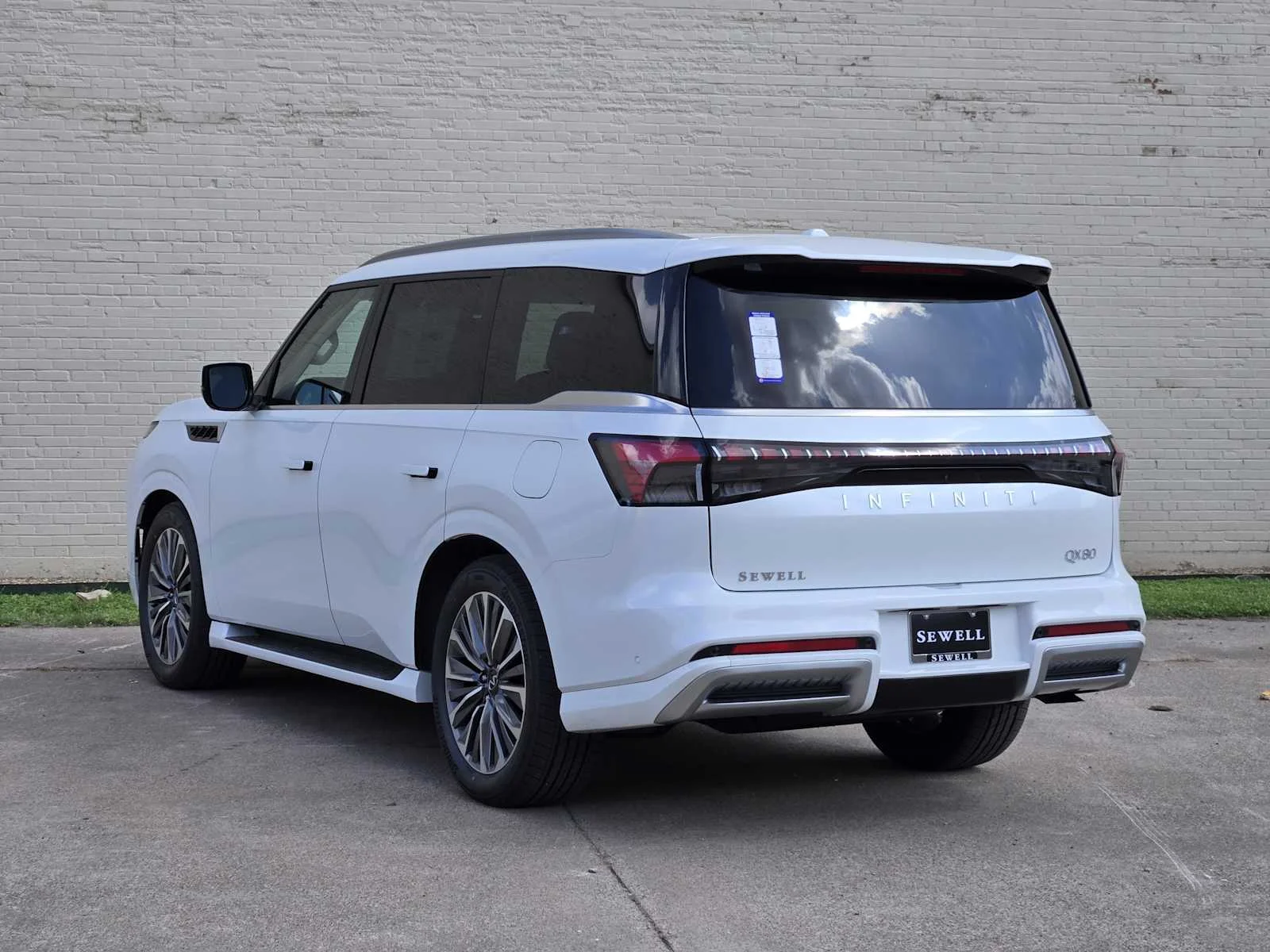 New 2026 RADIANT WHITE INFINITI Luxe 2WD image 4