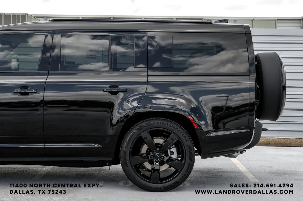 New 2026 Santorini Black Metallic Land Rover X-Dynamic SE image 11
