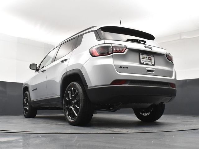 New 2026 Silver Zynith Metallic Clearcoat Jeep Latitude image 21