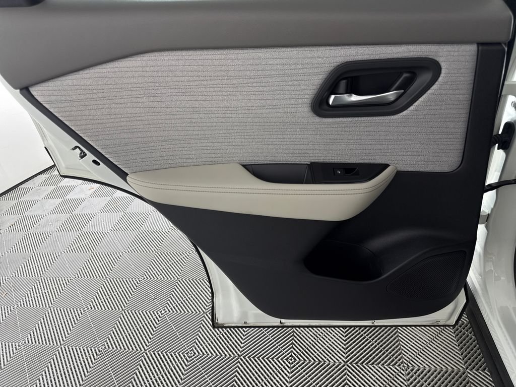 2023 Nissan Rogue SV - Photo 12
