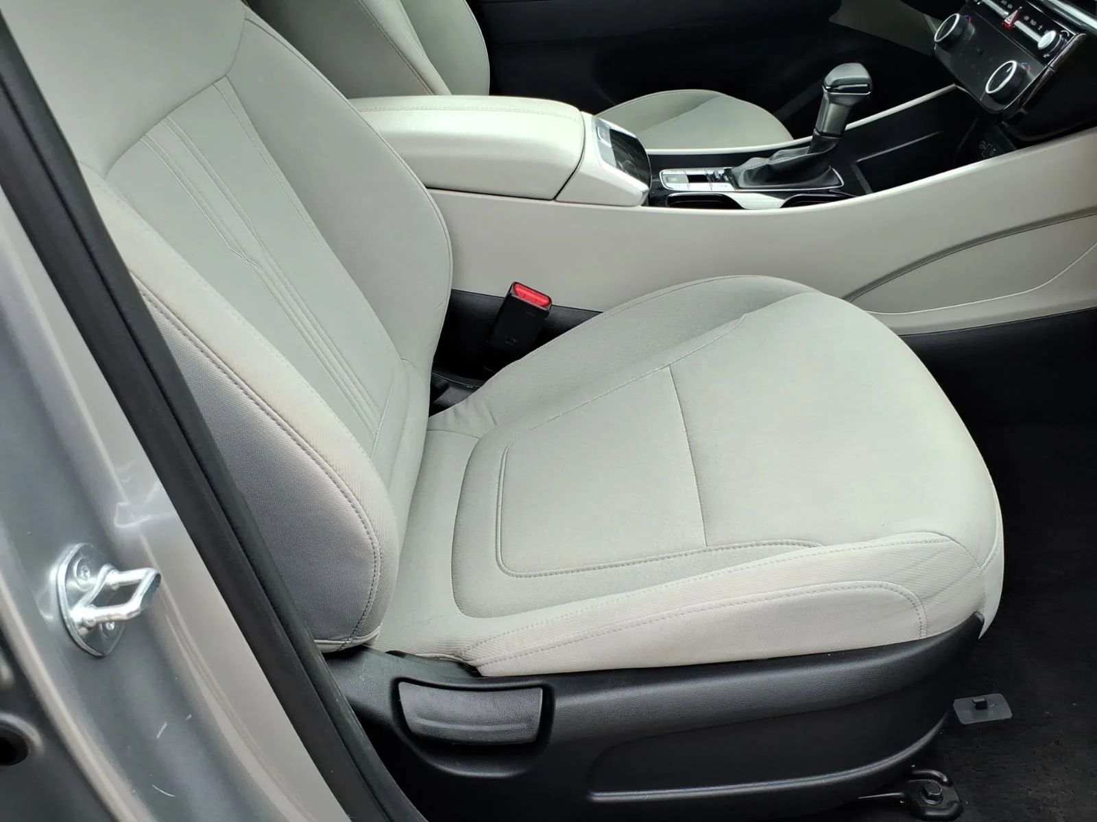 Used 2025 Shimmering Silver Hyundai SEL image 22