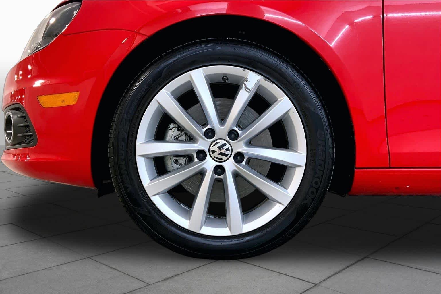 Used 2016 Flash Red Volkswagen Komfort image 11