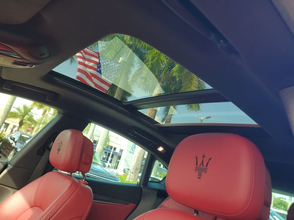 Used 2019 White Maserati Base image 18