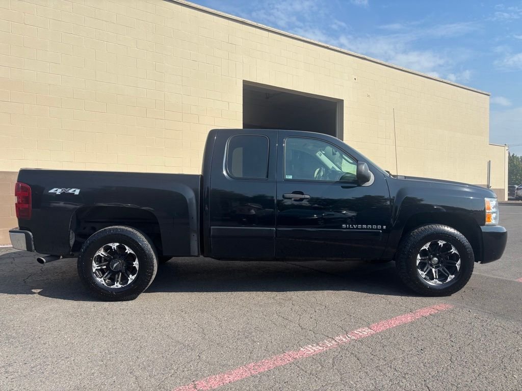Used 2008 Black Chevrolet LT image 3