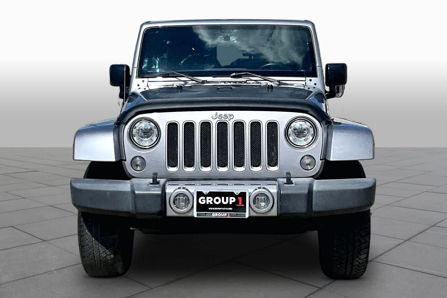 Used 2017 Billet Silver Metallic Clearcoat Jeep Sahara image 4