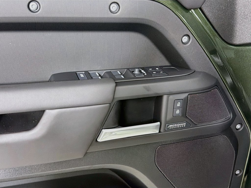 New 2026 Woolstone Green Land Rover X-Dynamic SE image 18
