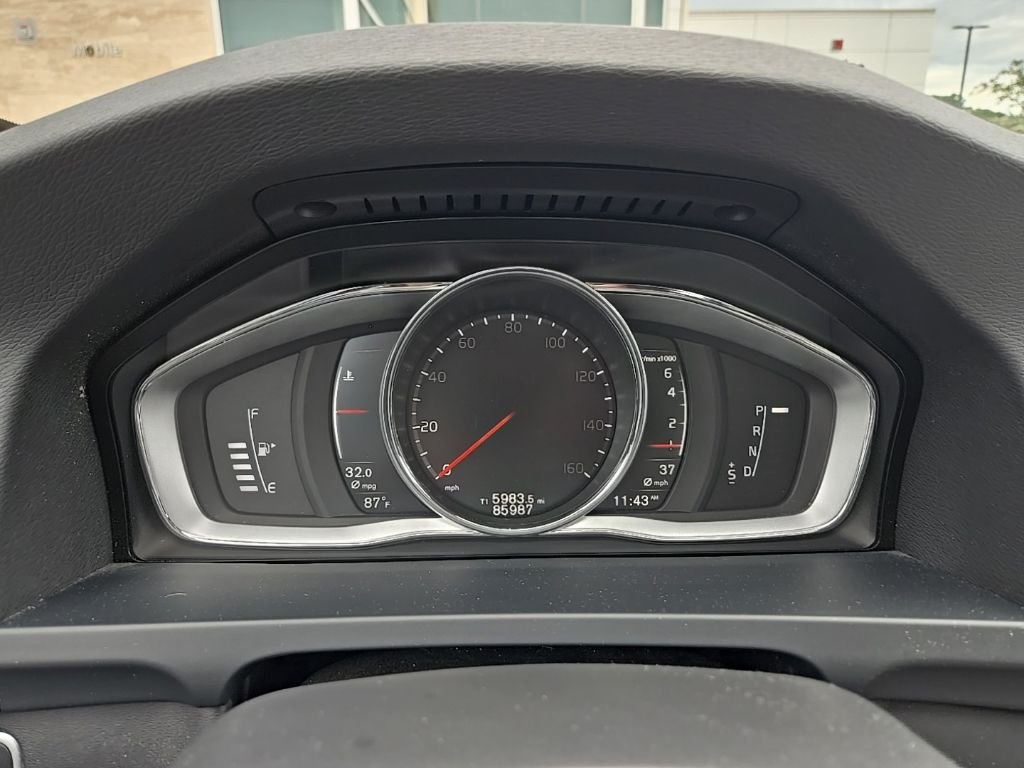 Used 2018 White Volvo T5 Dynamic image 14