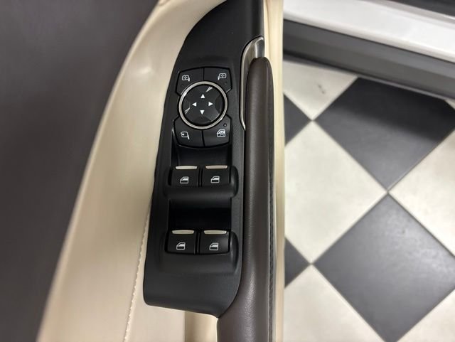 Used 2016 White Lincoln Reserve image 11