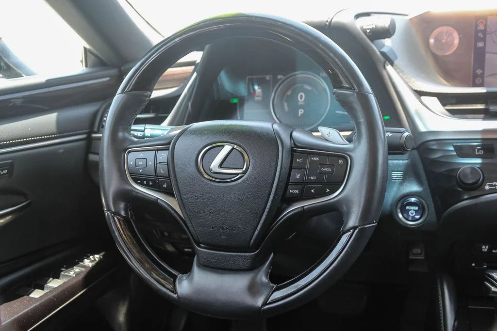 Used 2020 Silver Lexus 300h image 15