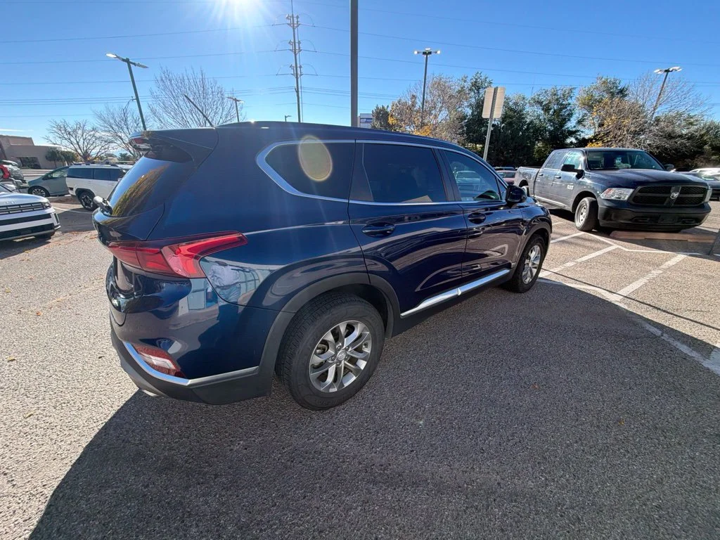 Used 2019  Hyundai SE image 4