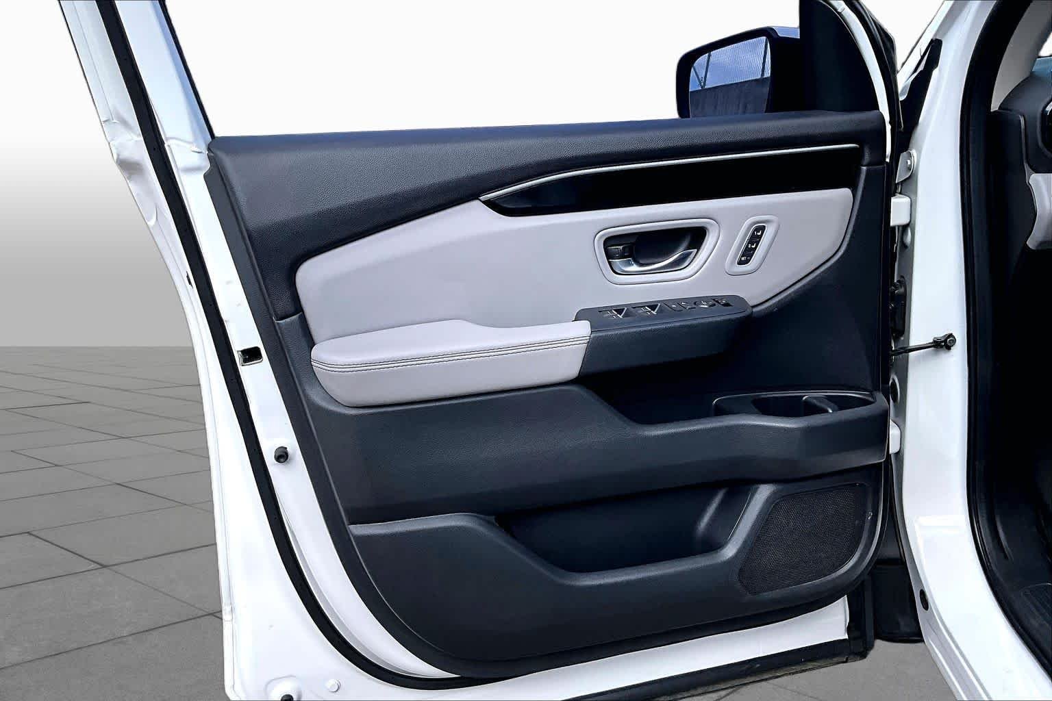 Used 2023 Platinum White Pearl Honda Touring image 22