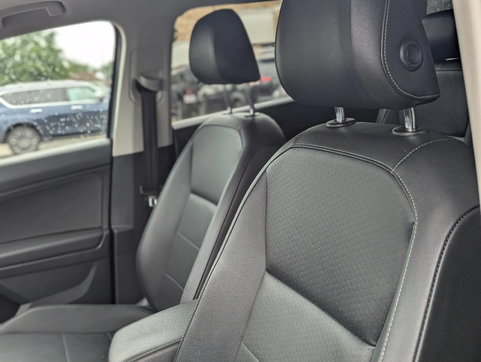 Used 2018 Platinum Gray Metallic Volkswagen SEL image 28