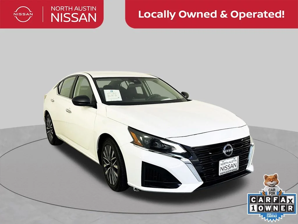 Used 2025 White Nissan 2.5 SV image 1
