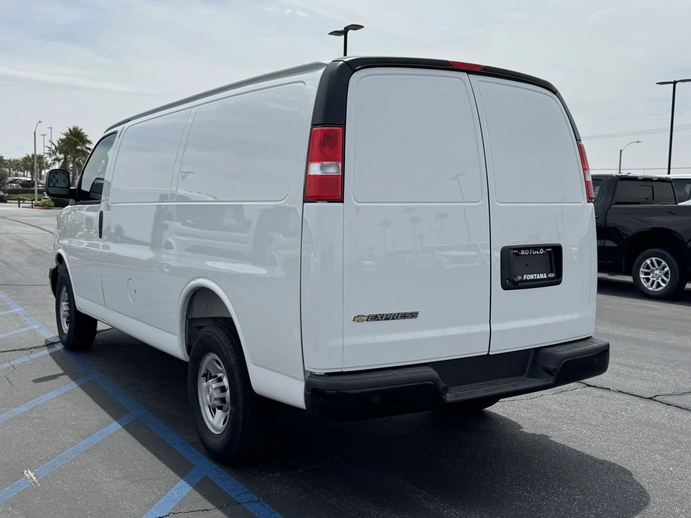 New 2026 Summit White Chevrolet WT image 4