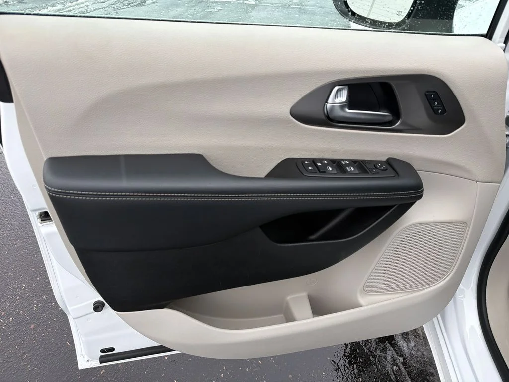 2023 Chrysler Pacifica Touring L - Photo 10