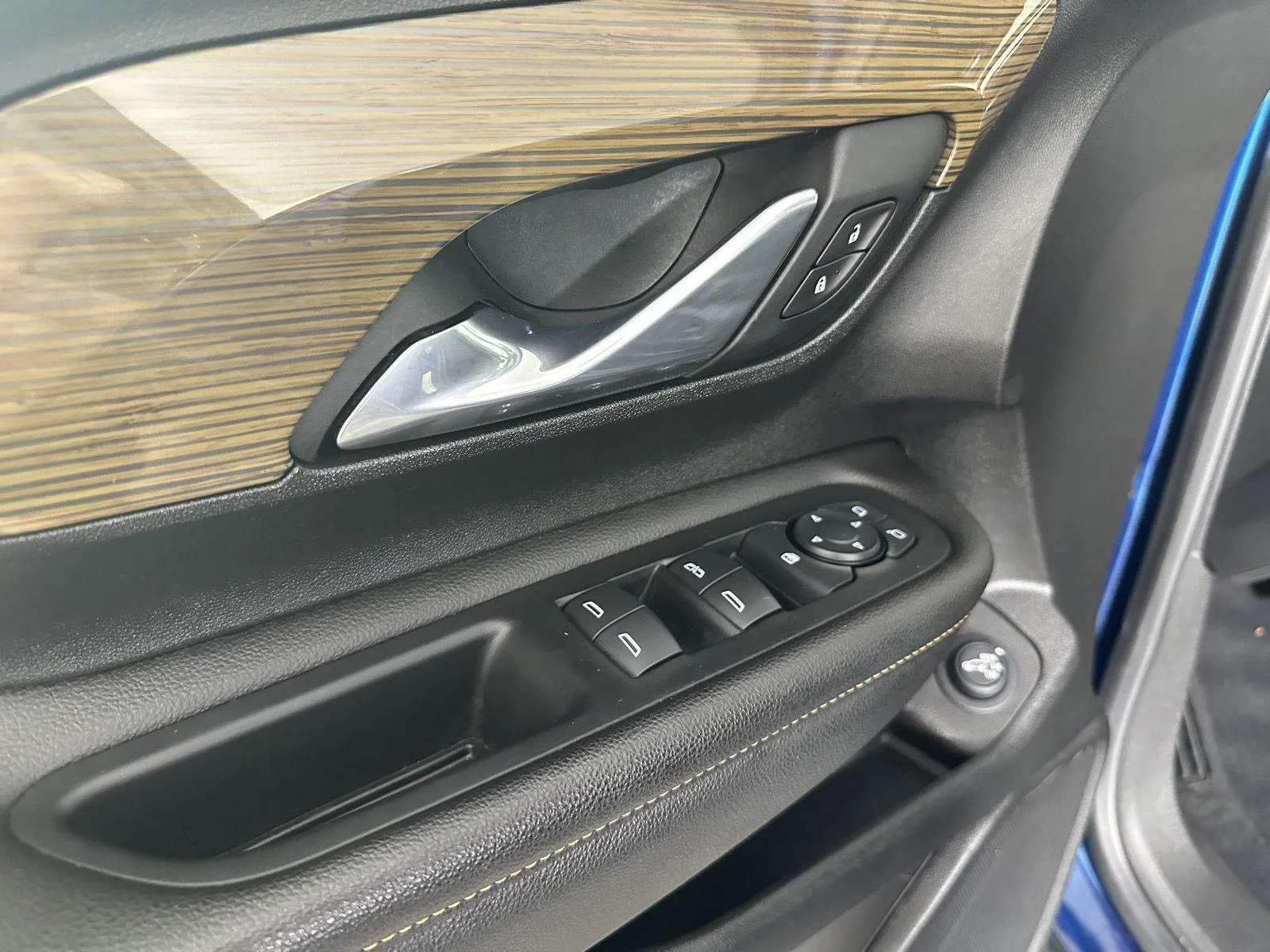 Used 2021 Blue Emerald Metallic GMC SLE image 19