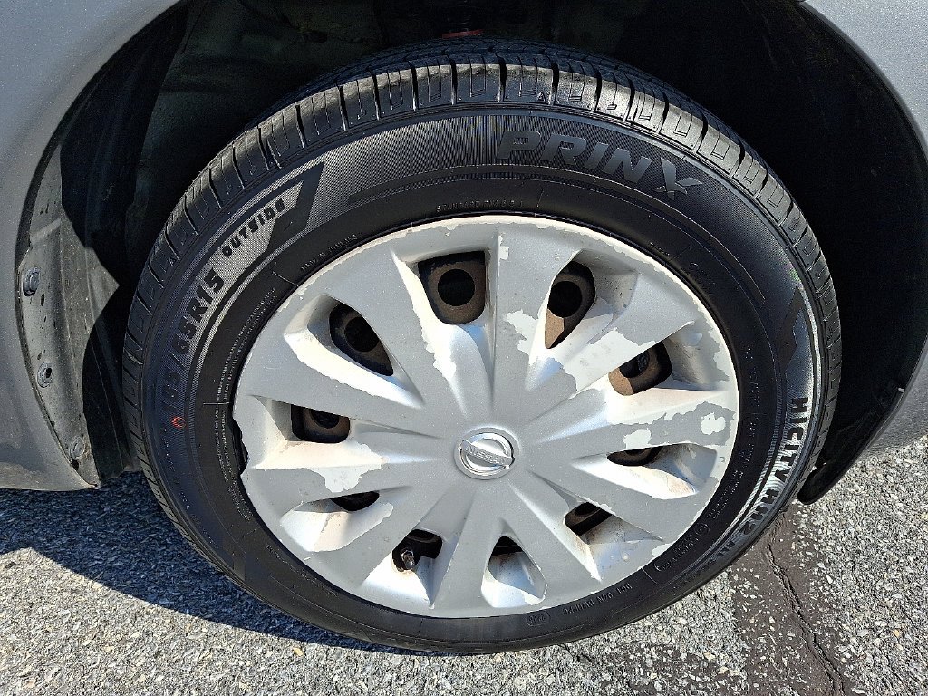 Used 2014 Gray Nissan SV image 9