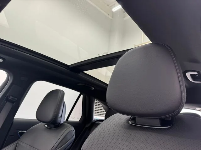 New 2026 Polar White Mercedes-Benz GLC 300 image 5