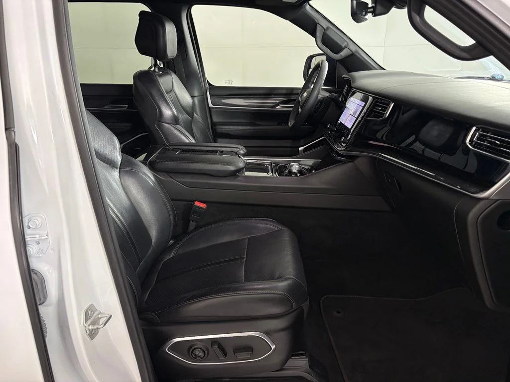 Used 2023 White Jeep Base image 42