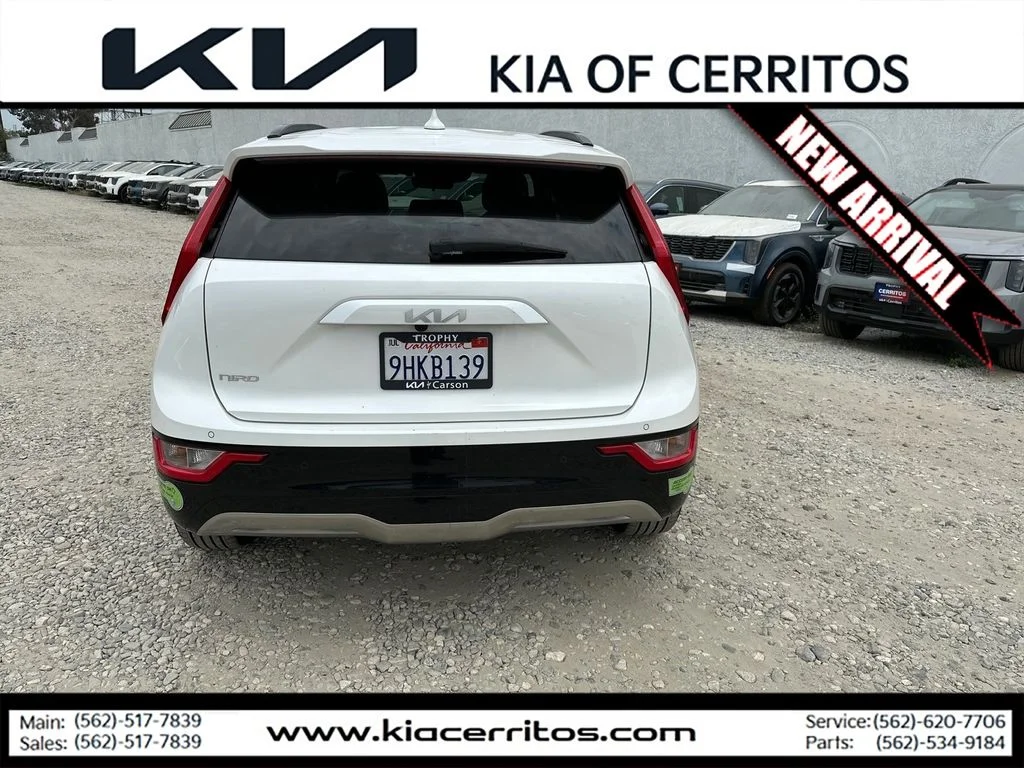 Used 2023 White Kia Wind image 4