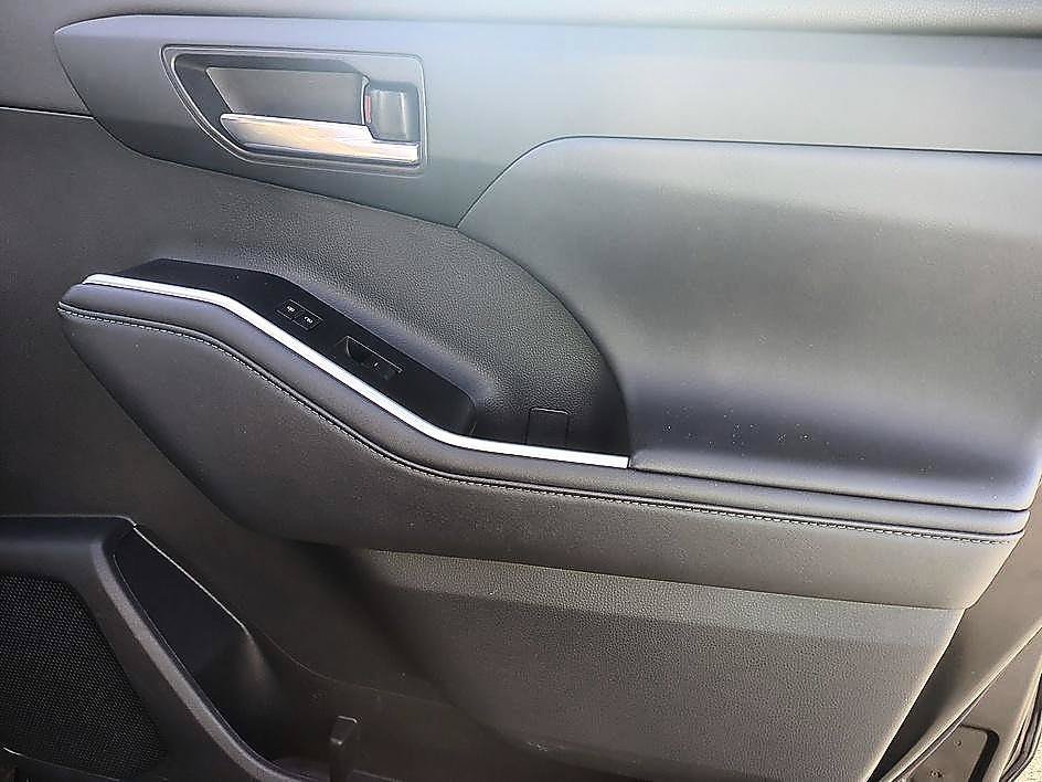 Used 2022 Midnight Black Metallic Toyota XLE image 32