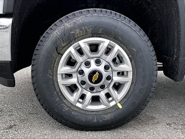 New 2026 Summit White Chevrolet WT image 7