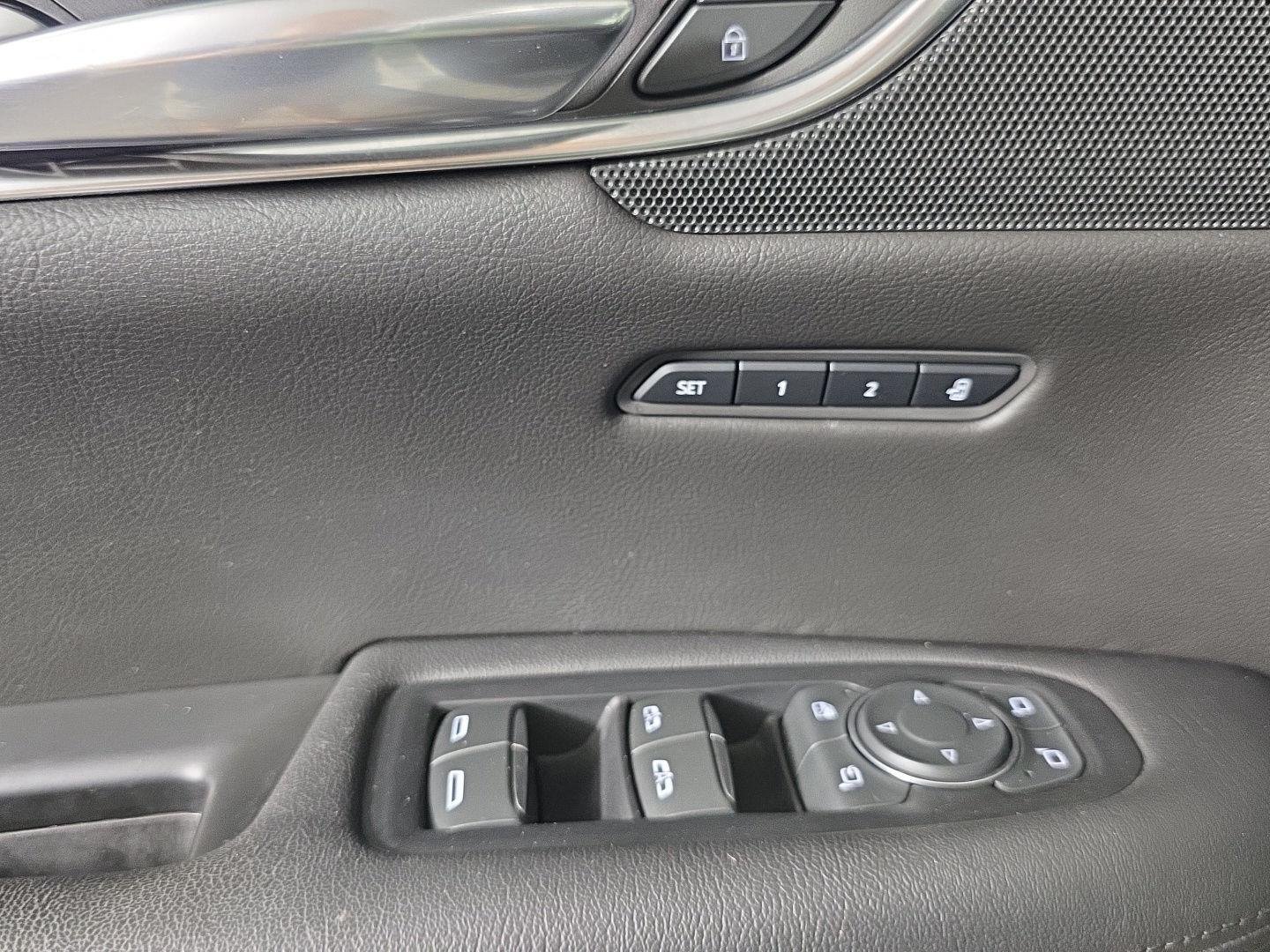 Used 2019 Crystal White Tricoat Cadillac Luxury AWD image 29