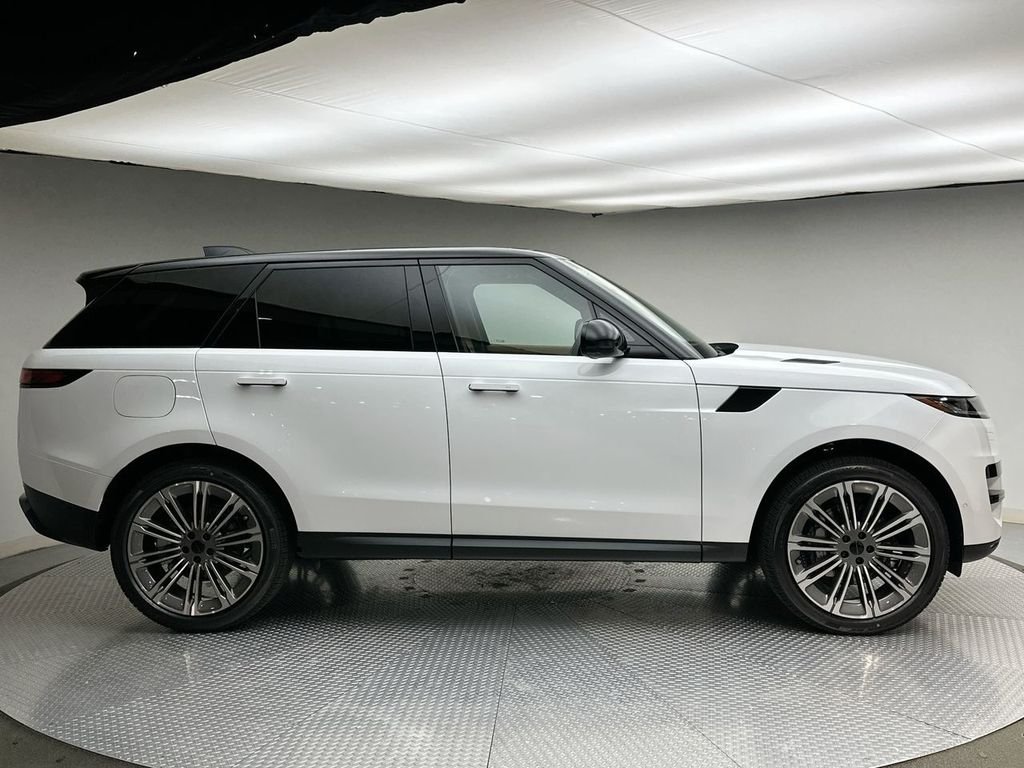 New 2026 Fuji White Land Rover SE image 4