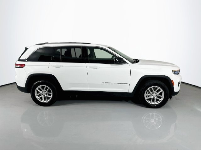 Used 2023 White Jeep Laredo X image 10
