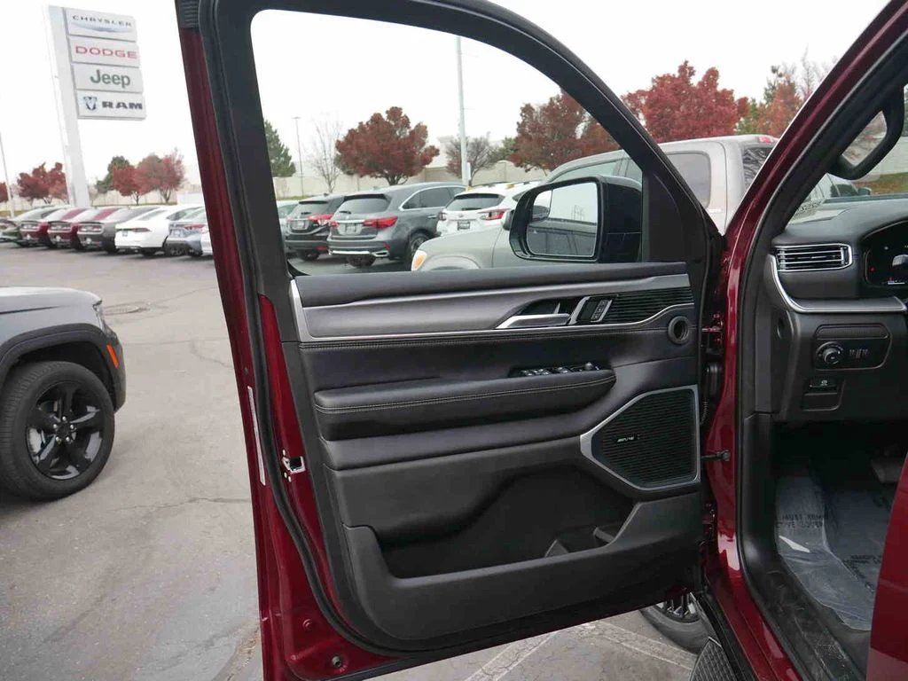 2025 Jeep Wagoneer L Series II - Photo 11