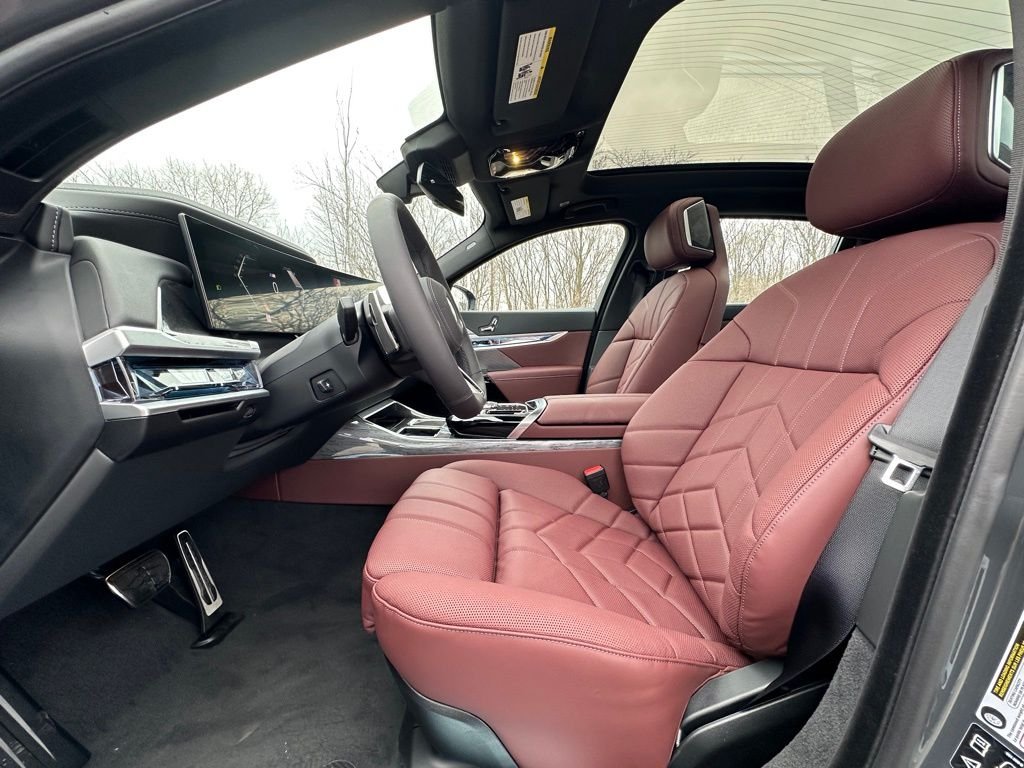 2025 BMW 7 Series 760i - Photo 17