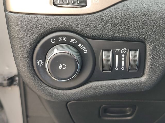 Used 2016 Silver Jeep Latitude image 23