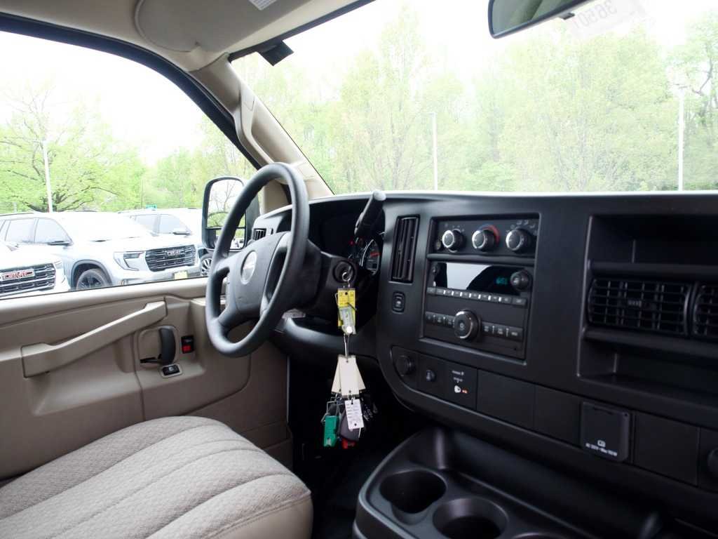 New 2026 Summit White GMC Work Van image 21