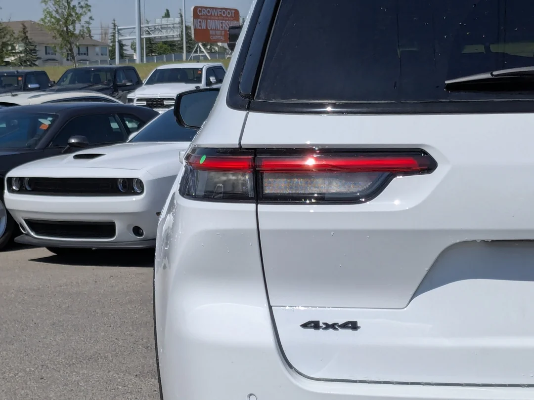 New 2025 White Jeep Limited - - 4x4 - Second row heated seats - Dual Pano Sunroof - Int FAM CAM & More! image 10
