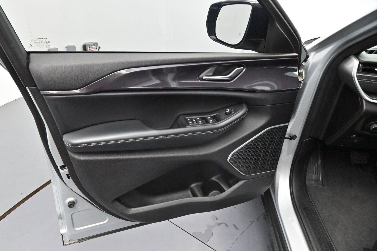 Used 2021 Silver Jeep Altitude image 9